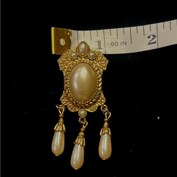 Vintage 1928 brand Gold Tone and Faux Pearl Brooch - Picture 5 of 6